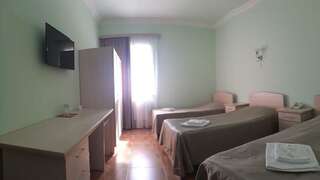 Отель Отель «Арагац» Aragats Стандартный трехместный номер-1